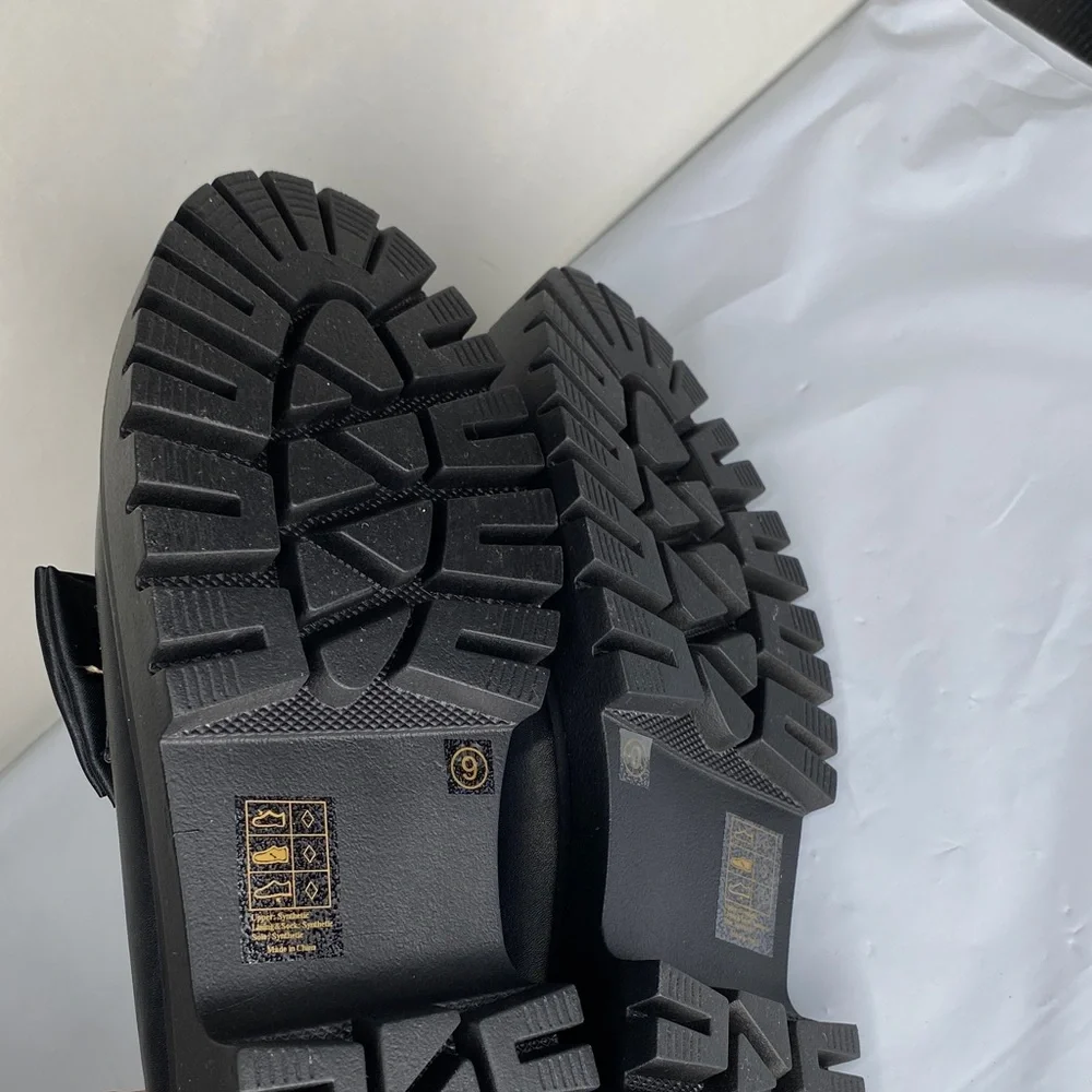 Elegant Black Loafers with Gold Accents - Picture 6 of 11